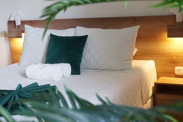 Basic Single Room | Premium bedding, individually decorated, individually furnished, desk