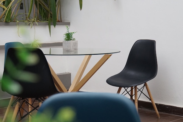 Smart TV de 43 pulgadas con canales por cable, televisión y Netflix