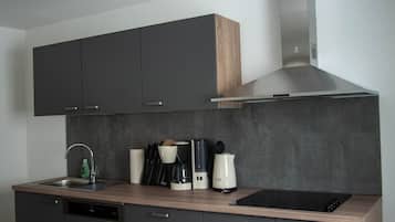 Fridge, stovetop, dishwasher, coffee/tea maker