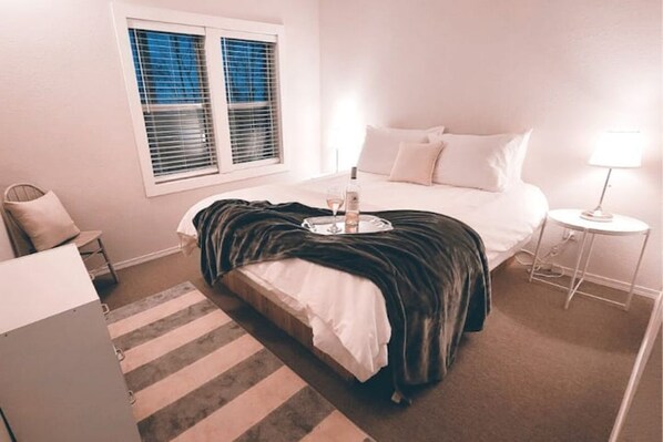 6 bedrooms, desk, free WiFi, bed sheets