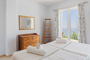 4 bedrooms, in-room safe, desk, iron/ironing board - Stunning, Beautiful Villa. Breathtaking Sea Views. Sandy Beaches (Lourdata)