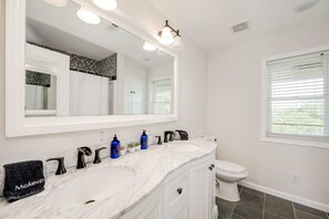 Bathtub, free toiletries, hair dryer, towels