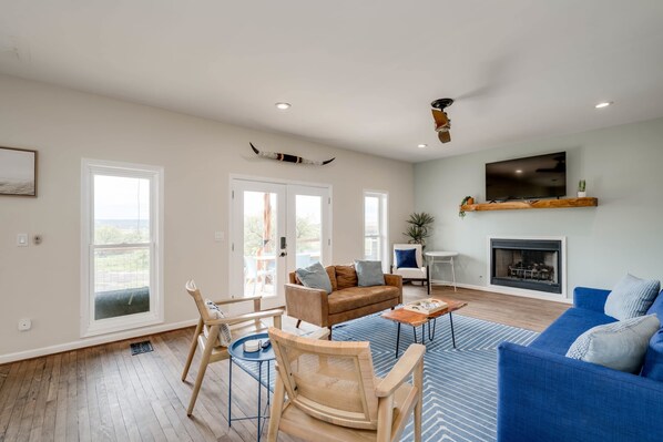 TV, fireplace, offices