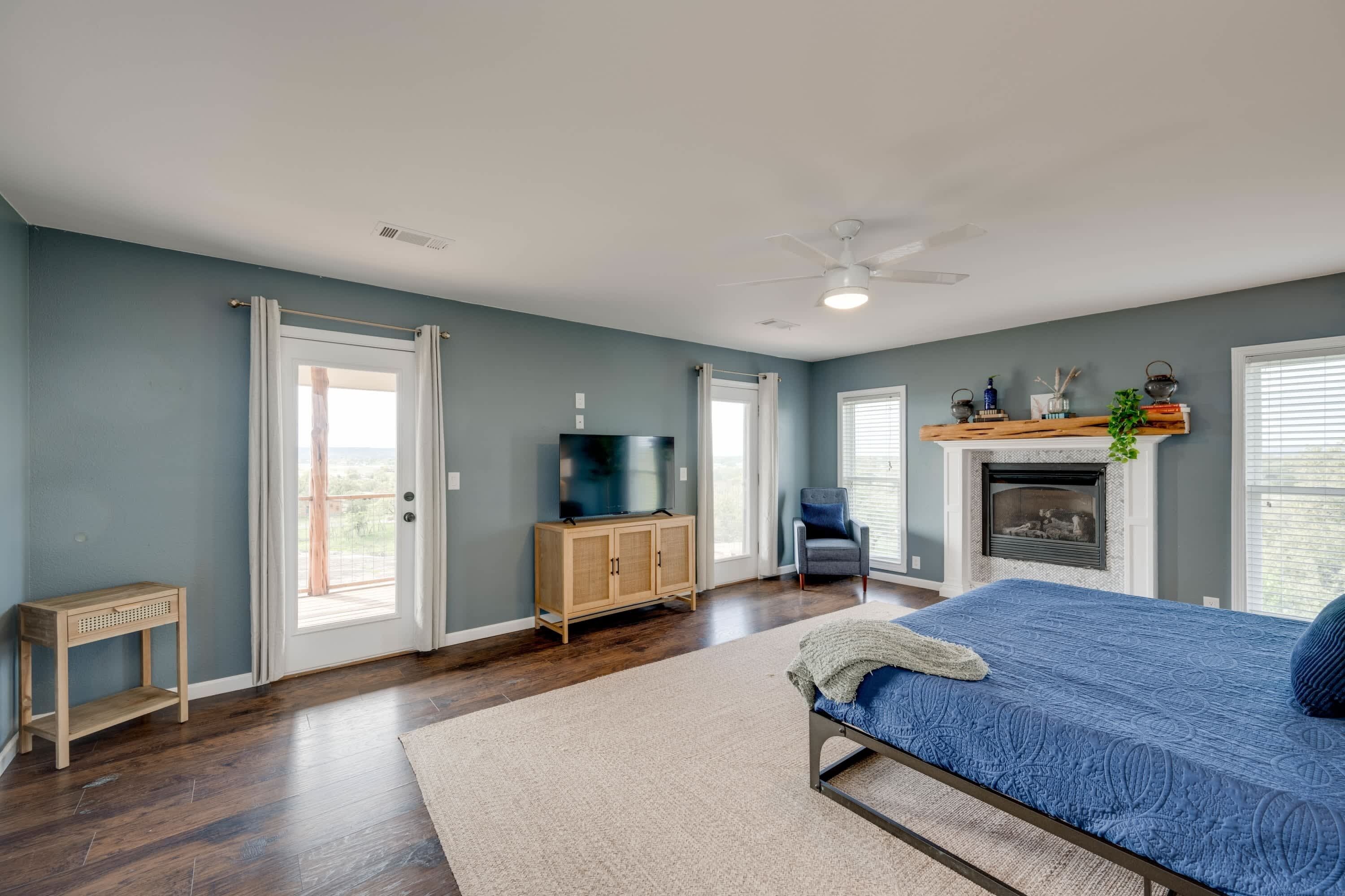 5 bedrooms, desk, iron/ironing board, WiFi