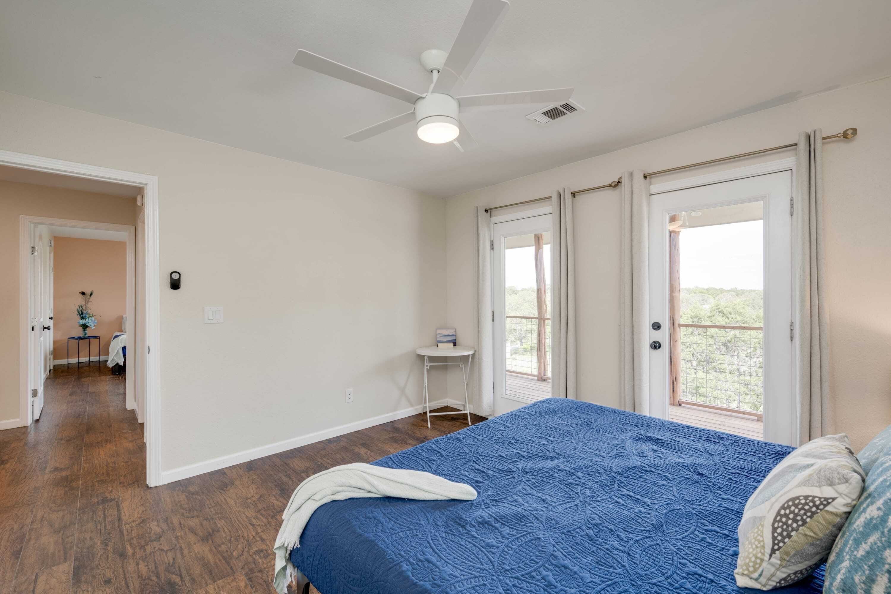 5 bedrooms, desk, iron/ironing board, WiFi