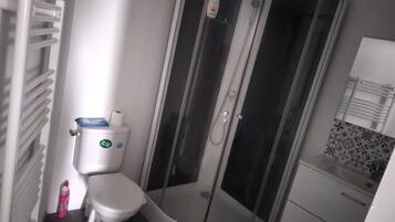 Regadera, toallas, jabón