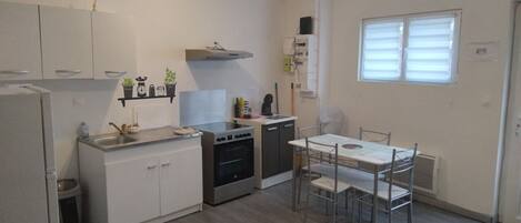 Kühlschrank, Mikrowelle, Ofen, Herdplatte