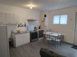 雪櫃、微波爐、焗爐、爐具