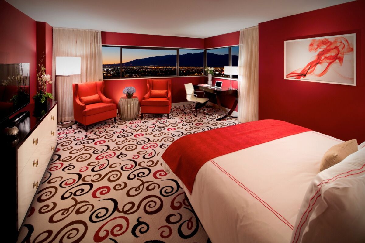 Relax and Recharge! Free Parking, Rooftop Pool