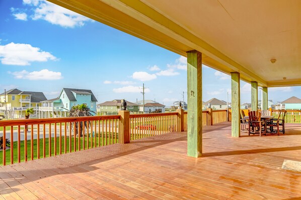 Outdoor dining - A Tequila Sunrise - a 4 bedroom 2 bath home that sleeps 12. (Crystal Beach)