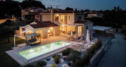 Charming 4-Bedroom Villa with Heatable Pool, Jacuzzi and Sauna