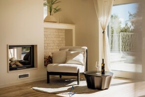 Smart TV, fireplace, ping pong, books