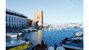 A marina with boats docked, a prominent tower, and a building with arches. - Exceptional view + large apartment overlooking the Bay of Algiers (Wilaya d'Alger)