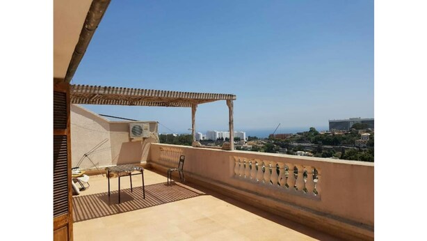 A rooftop terrace with a pergola, a water feature, and a view of the cityscape. - Exceptional view + large apartment overlooking the Bay of Algiers (Wilaya d'Alger)