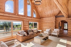 Smart TV, chimenea y tenis de mesa