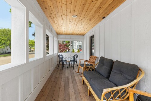 3-bed /2 bath Suite in Downtown Saugatuck