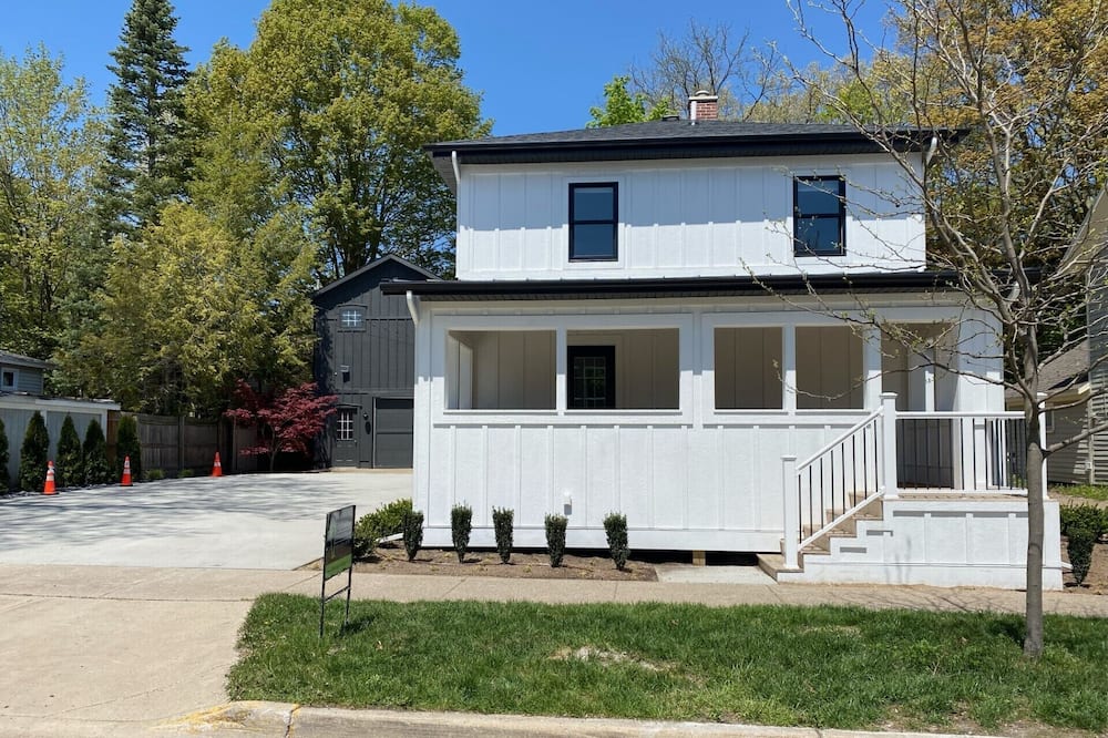 One of the coolest lookin 3-bed / 2 bath in Downtown Saugatuck