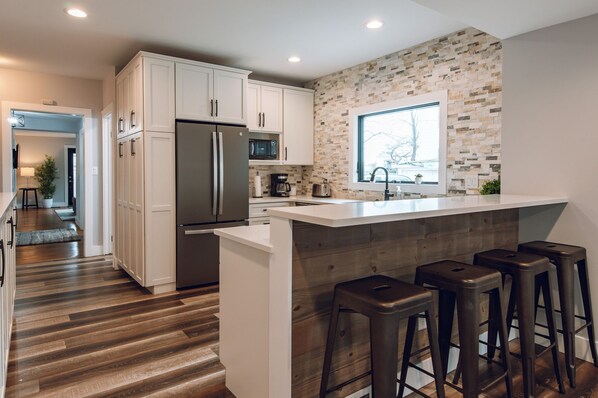 Fridge, microwave, oven, stovetop - 3-bed /2 bath Suite in Downtown Saugatuck (Saugatuck)