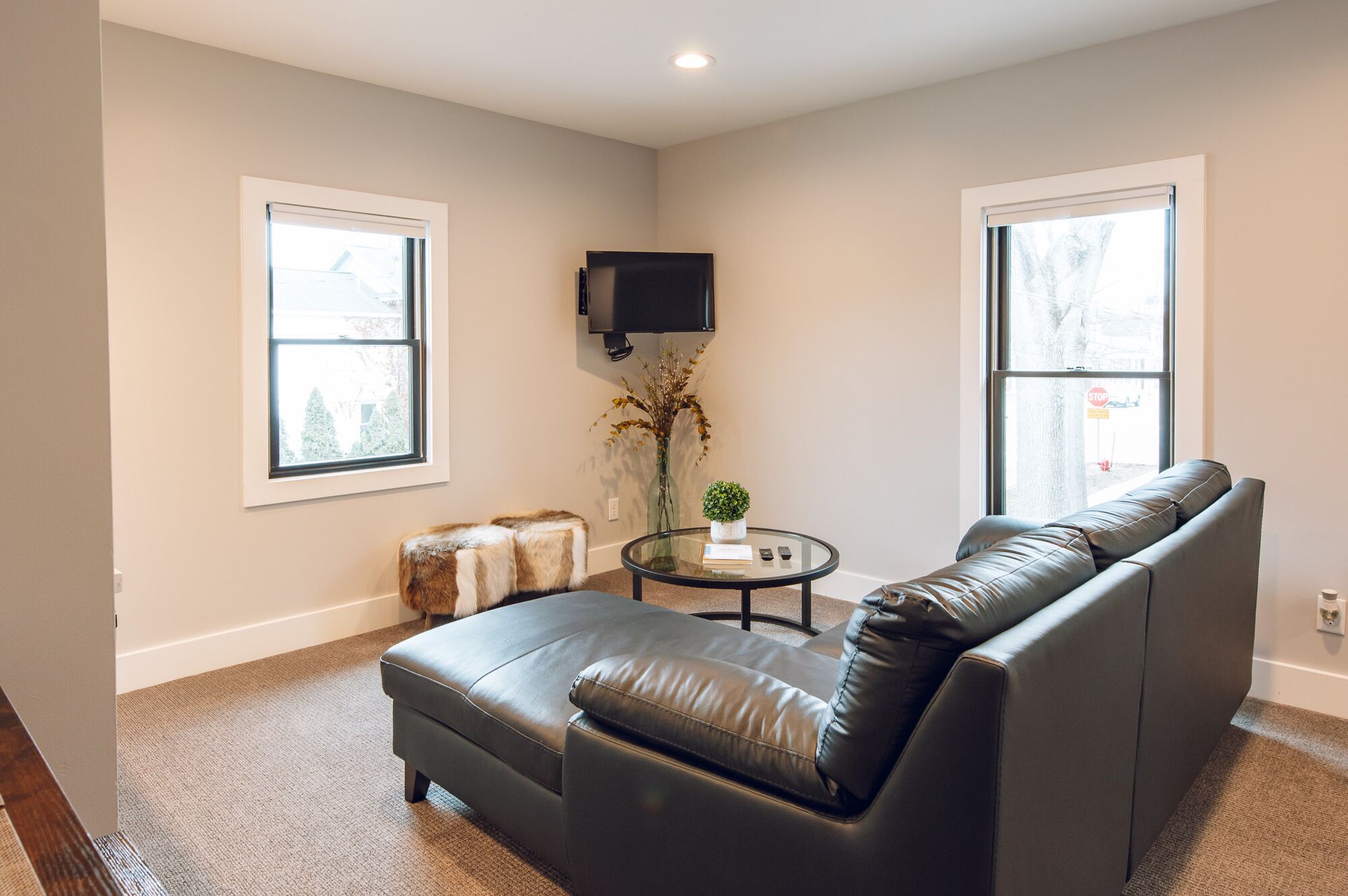 Renovated Upper Level 2-Bedroom in Downtown Saugatuck