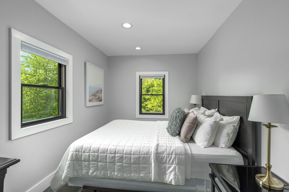 2 bedrooms, iron/ironing board, internet, bed sheets