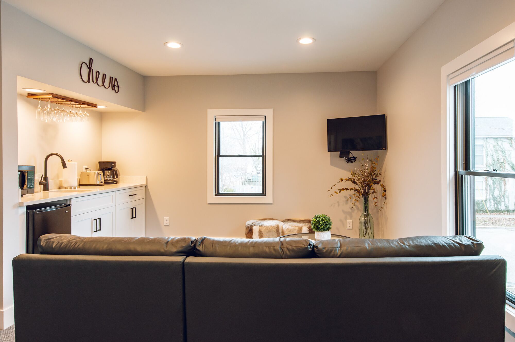 Renovated Upper Level 2-Bedroom in Downtown Saugatuck