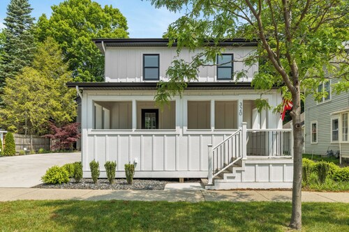 Perfect 2-Bedroom Suite in Downtown Saugatuck! (Upper Level Unit)