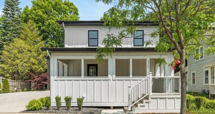 Perfect 2-Bedroom Suite in Downtown Saugatuck! (Upper Level Unit)