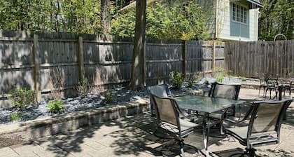 Perfect 2-Bedroom Suite in Downtown Saugatuck! (Upper Level Unit)