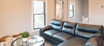 Perfect 2-Bedroom Suite in Downtown Saugatuck! (Upper Level Unit)