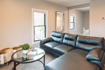 Perfect 2-Bedroom Suite in Downtown Saugatuck! (Upper Level Unit)