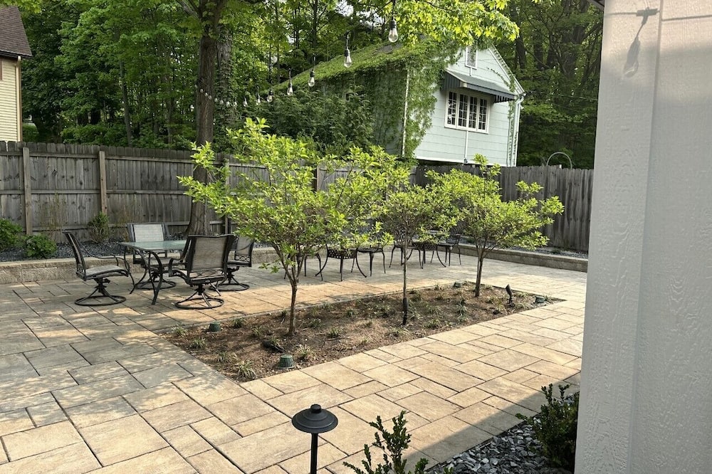 Renovated Upper Level 2-Bedroom in Downtown Saugatuck