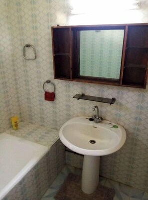 Toalhas de banho, sabonete, shampoo, papel higiênico