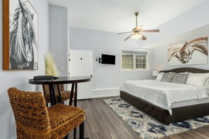 1 bedroom, iron/ironing board, internet, bed sheets - Studio in Downtown (Haven Suites · Saugatuck) (Saugatuck)