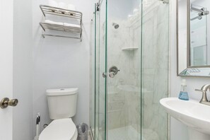 Shower, hair dryer, towels - Studio in Downtown (Haven Suites · Saugatuck) (Saugatuck)