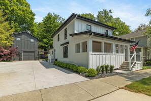Exterior - Studio in Downtown (Haven Suites · Saugatuck) (Saugatuck)