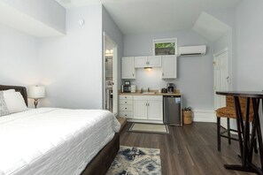 1 bedroom, free WiFi, bed sheets - Studio in Downtown  (Haven Suites · Saugatuck) (Saugatuck)