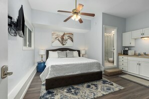 1 bedroom, iron/ironing board, internet, bed sheets - Studio in Downtown (Haven Suites · Saugatuck) (Saugatuck)