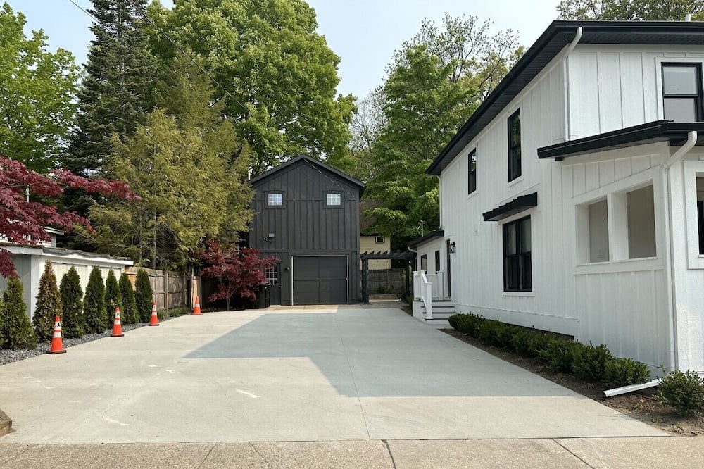 Super cute 1-bedroom upper level unit in Downtown Saugatuck