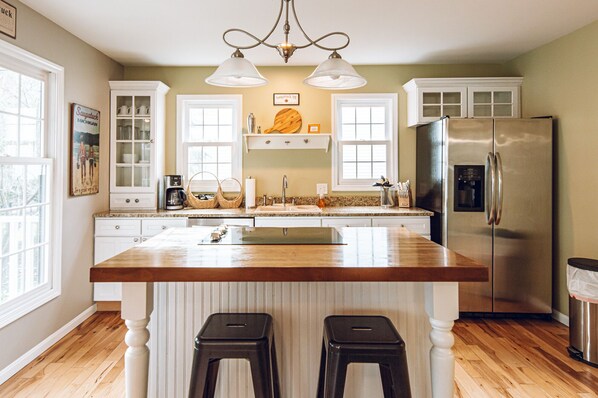 冷蔵庫、電子レンジ、オーブン、コンロ