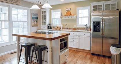 Gorgeous 3BR, 2BA; The Perfect Home Away From Home! (Downtown Saugatuck)