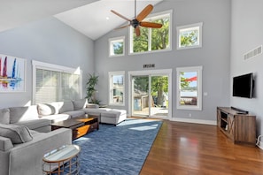 TV - Spacious 5BR, 3BA Waterfront Home w/Fenced Backyard & Private Boat Dock (Saugatuck)