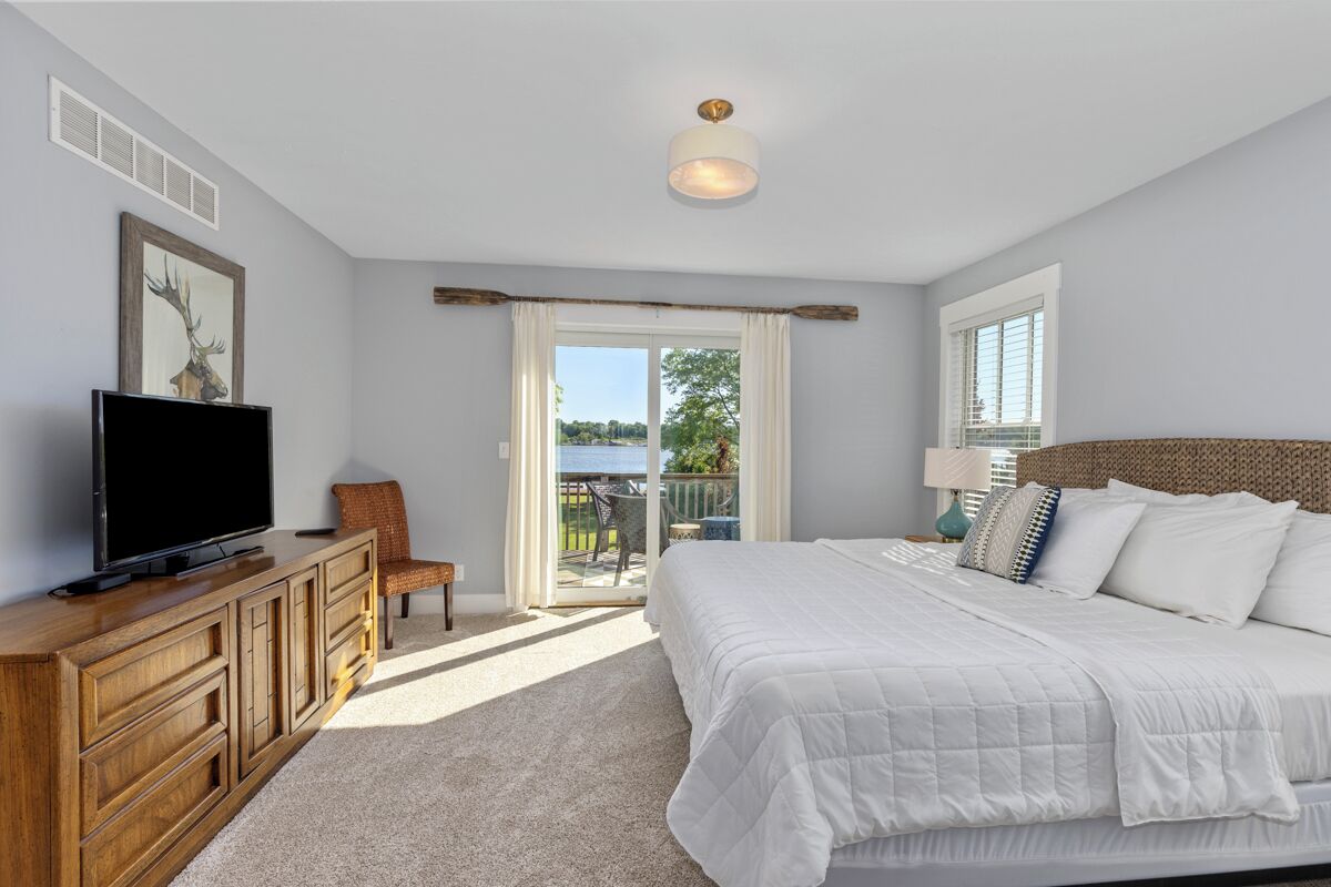 5 bedrooms, iron/ironing board, Internet, bed sheets