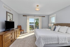 5 bedrooms, iron/ironing board, internet, bed sheets - Spacious 5BR, 3BA Waterfront Home w/Fenced Backyard & Private Boat Dock (Saugatuck)