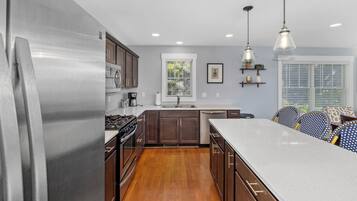 Køleskab, mikrobølgeovn, ovn, kogeplade