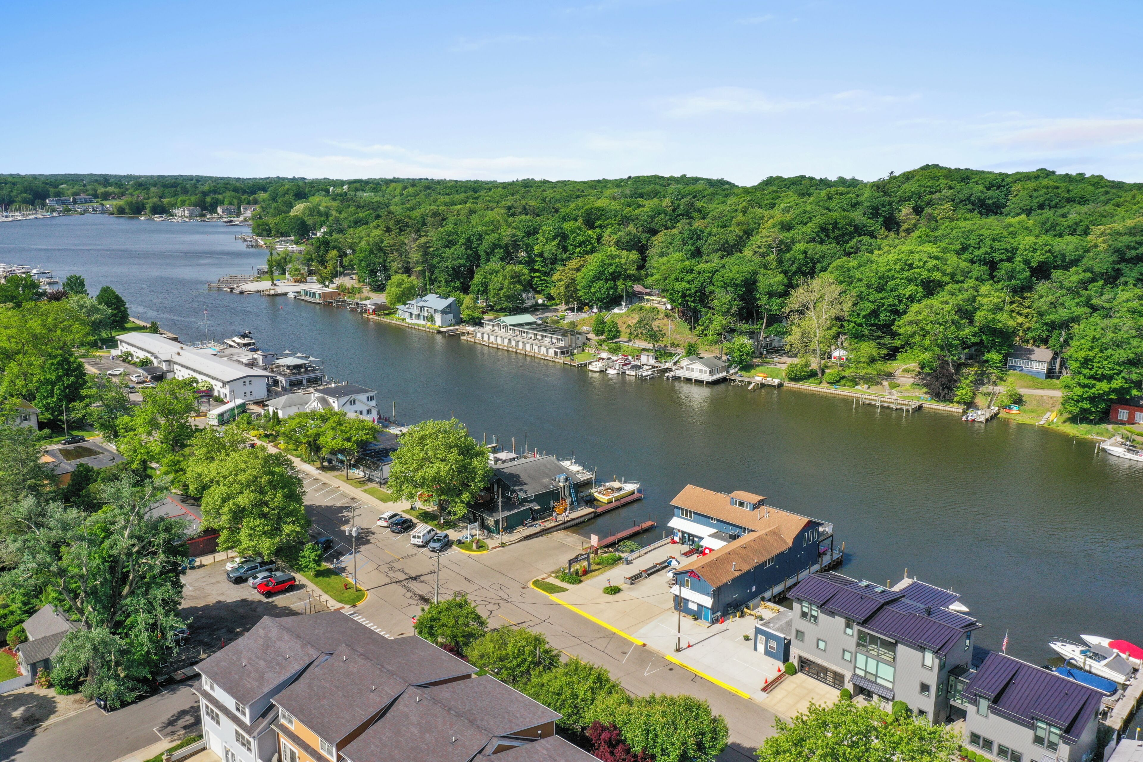 Une ville riveraine, avec des bâtiments, des quais et de la verdure.