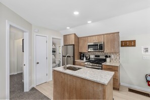 Refrigerador, microondas, horno y parrilla de estufa 