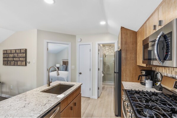 Een koelkast, een magnetron, een oven, een kookplaat