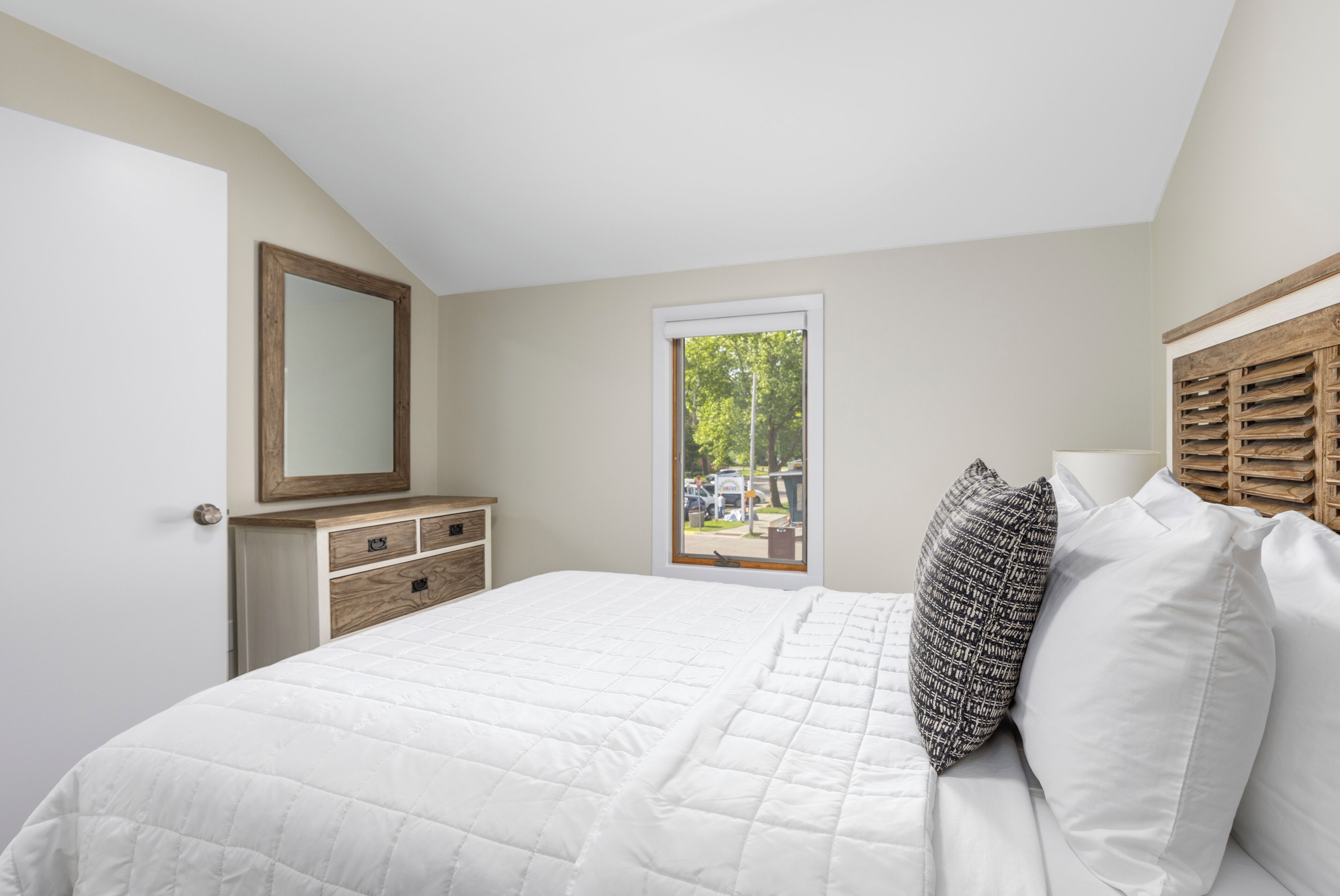 1 bedroom, iron/ironing board, internet, bed sheets