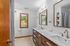 Combined shower/tub, eco-friendly toiletries, hair dryer, towels