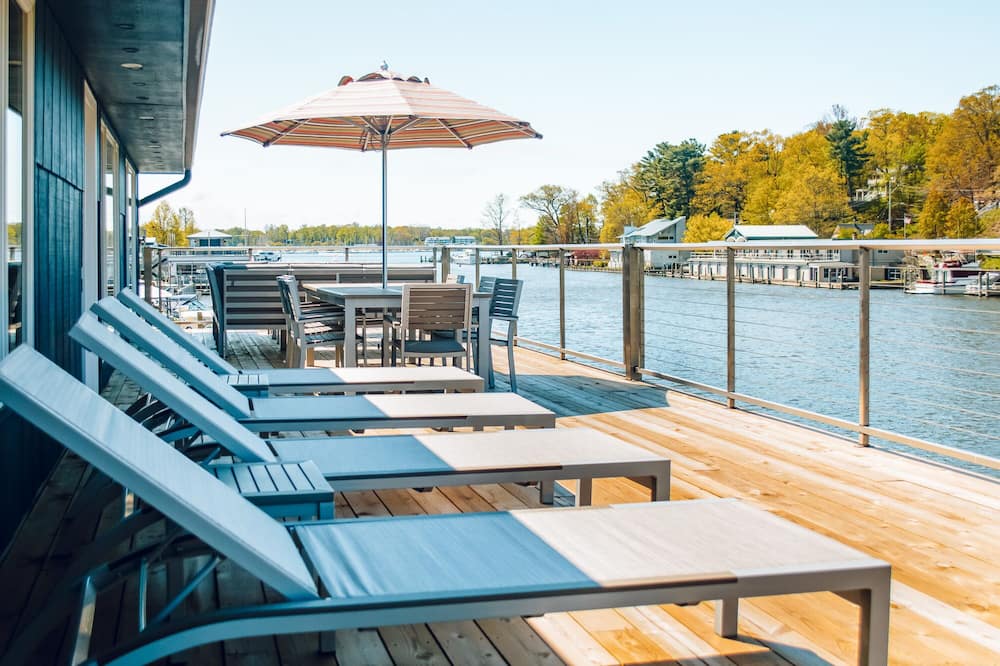 Downtown Penthouse with Large Deck overlooking Kalamzaoo River